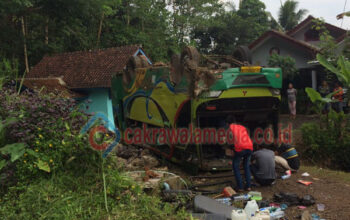 Diduga Rem Blong, Bus Peziarah Terjun ke Jurang