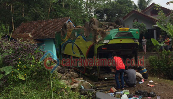Diduga Rem Blong, Bus Peziarah Terjun ke Jurang