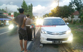 Pecah Ban Saat Menyalip,  Avanza Hantam Sepeda Motor