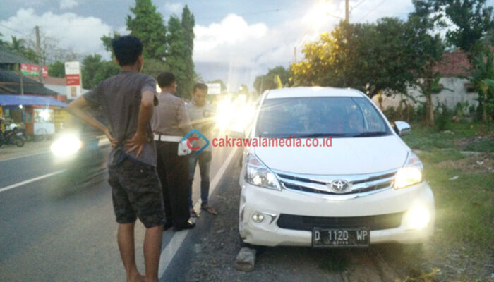 Pecah Ban Saat Menyalip,  Avanza Hantam Sepeda Motor