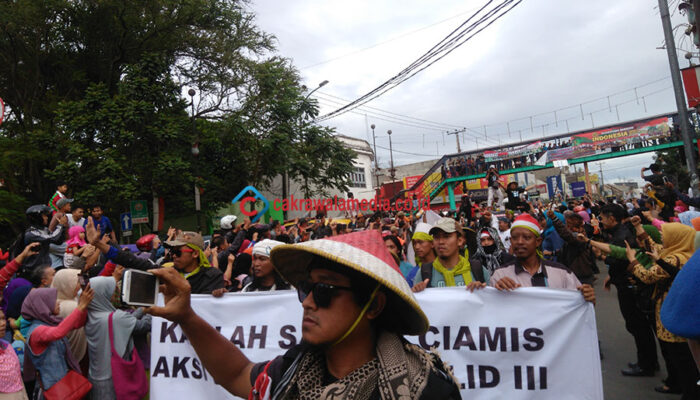 Sambutan Hangat Warga Cimahi untuk Pejalan Kaki Aksi Damai Bela Islam