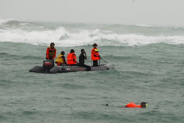 
					Tiga Mahasiswa Itenas Hilang Terseret Arus Pantai Batununggul