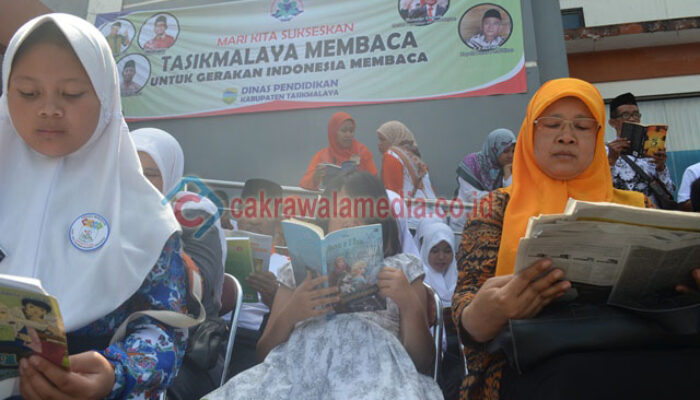 Selama 15 Menit Ribuan Masyarakat, Sejenak Membaca Semua Literasi