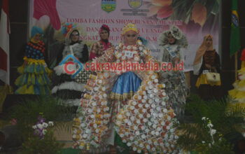 Saat Sejumlah Model Peragaakan Busana Barang Bekas…