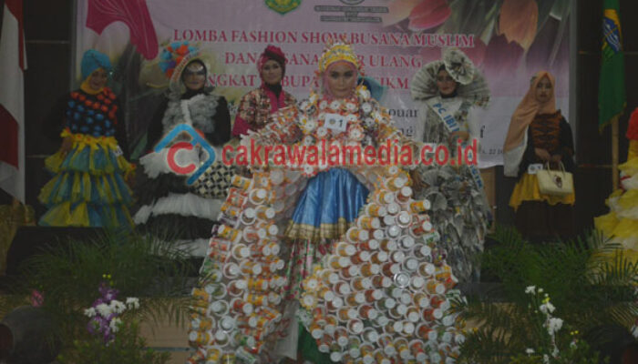 Saat Sejumlah Model Peragaakan Busana Barang Bekas…