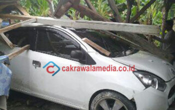 Akibat Diseruduk Mobil, Pemilik Warung dan 2 Anak Cucunya Terluka