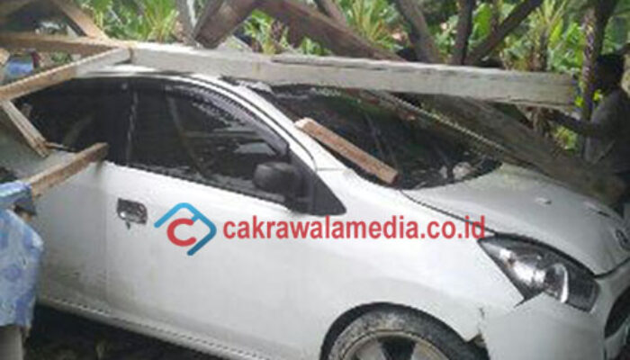 Akibat Diseruduk Mobil, Pemilik Warung dan 2 Anak Cucunya Terluka
