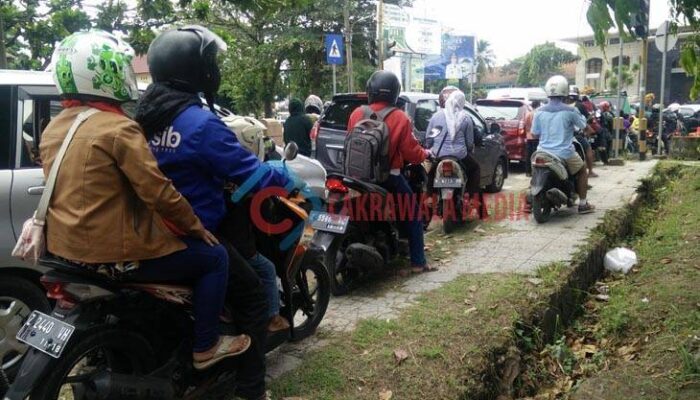 Duh Macet,Jarak Tempuh 1 KM Saja Habiskan Waktu 4 Jam