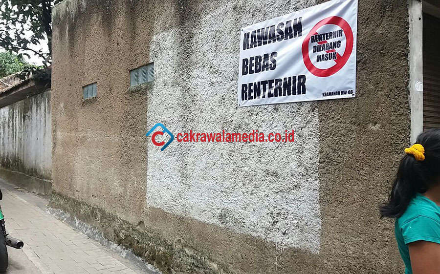 Geram Keberadaan Rentenir, Warga Kelurahan Citeureup Cimahi Tempel Spanduk Larangan