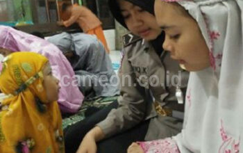 Polwan Pangandaran Ajari Anak Ngaji