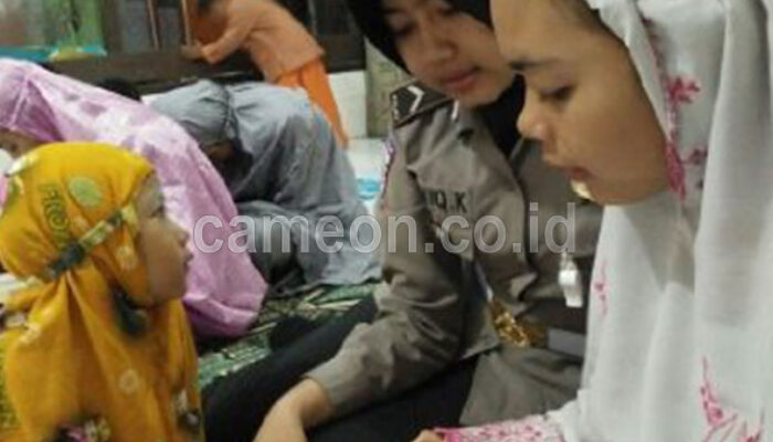 Polwan Pangandaran Ajari Anak Ngaji