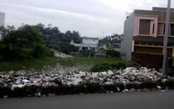 Warga Keluhkan Sampah yang Menumpuk di Trotoar ke Arah Pasar Cikurubuk