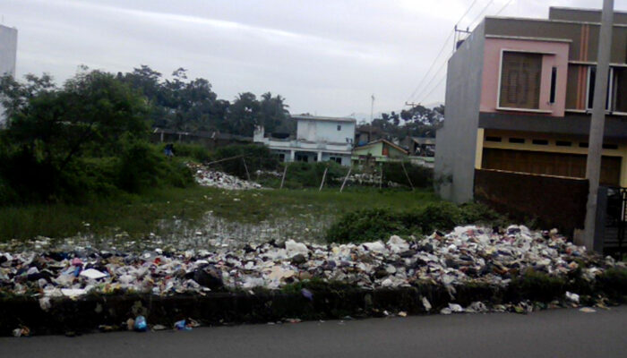 Warga Keluhkan Sampah yang Menumpuk di Trotoar ke Arah Pasar Cikurubuk