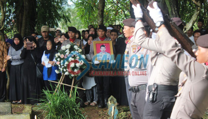 Tembakan Salvo Lepas Jenazah AKP Dadi Sadariah