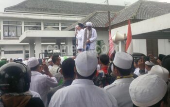 Bela Ulama, Massa Formais KBB Geruduk Dewan