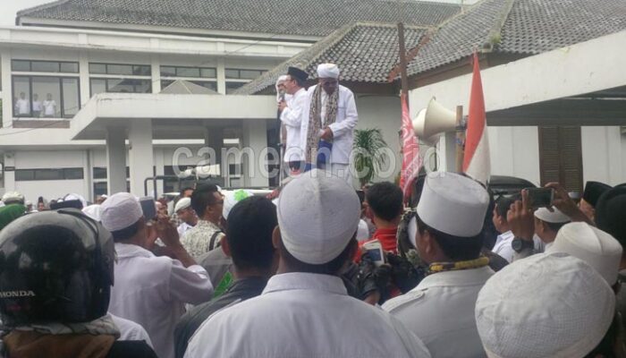 Bela Ulama, Massa Formais KBB Geruduk Dewan