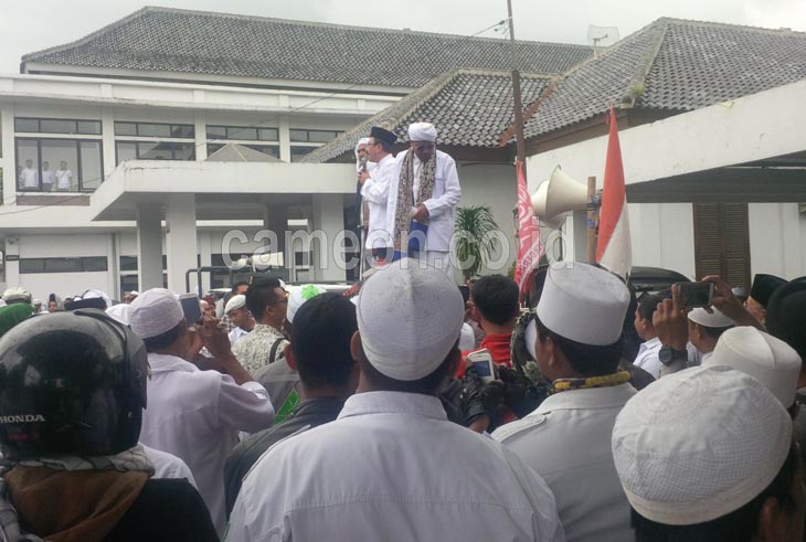 Bela Ulama, Massa Formais KBB Geruduk Dewan