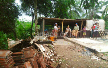 Diterjang Angin Puting Beliung, Rumah Warga di Cimerak Roboh