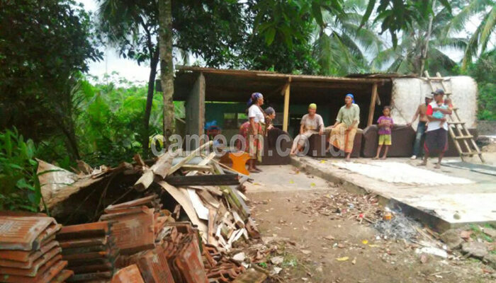 Diterjang Angin Puting Beliung, Rumah Warga di Cimerak Roboh