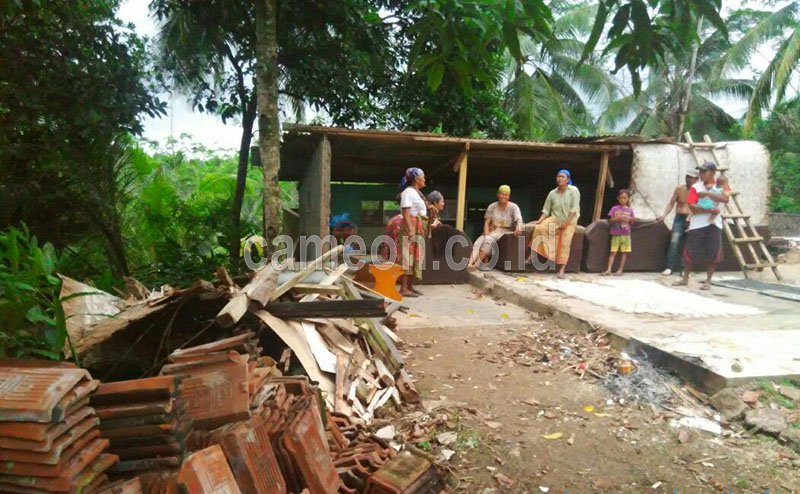 Diterjang Angin Puting Beliung, Rumah Warga di Cimerak Roboh