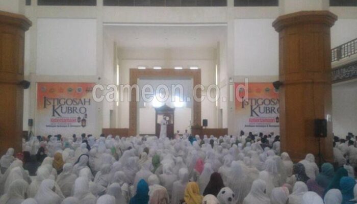 Doa Ustadz Zamzam Lelehkan Ratusan Umat Islam Saat Gelar Istigosah Kubro