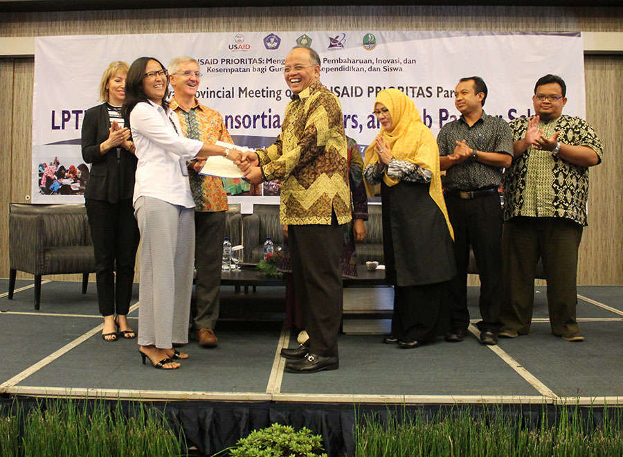 
					Rektor UPI Prof Furqon serahkan pernyataan komitmen yang telah

ditandatanganinya bersama para pimpinan LPTK konsorsium UPI

kepada Koordinator USAID PRIORITAS Jawa Barat Erna Irnawati