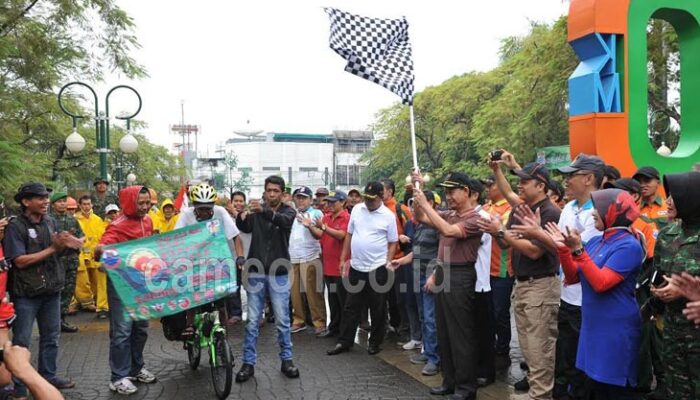 Peringatan HSN, Rahmat Keliling Indonesia untuk Pungut Sampah