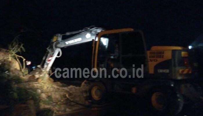 Tebing Longsor Bikin Arus Lalin Jakarta – Cianjur Tertutup
