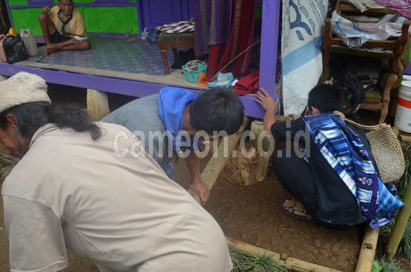 
					Sejumlah warga di Kampung Cinehel Salawu Kab Tasikmalaya, berupaya untuk menahan sebuah rumah yang terkena dampak pergeseran tanah.