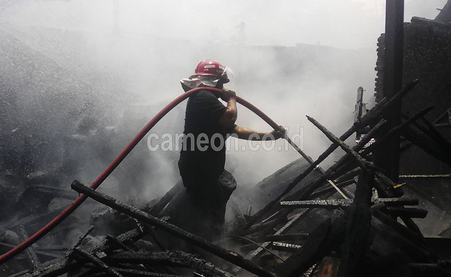 Diduga Korsleting Listrik, Gudang Pecah Belah Terbakar