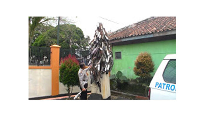Peringatkan Pengguna Knalpot Bising, Polisi Bangun Tugu Knalpot