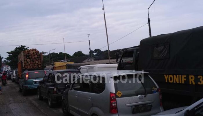 Terjebak Macet, Warga Pilih Jalur Alternatif Purbahayu-Sukahurip