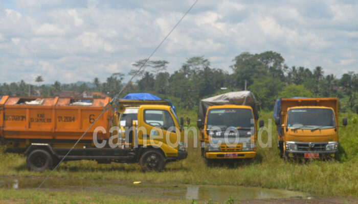 Saat, Truk dan Sampah Terpaksa Parkir di Kantor Lingkungan Hidup ..