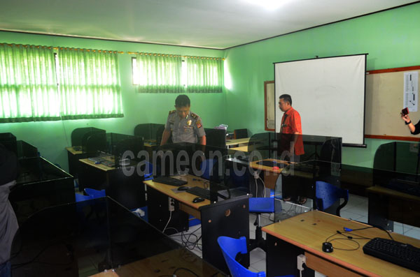 
					Sedikitnya 28 komputer milik SMA Negeri Jatiwaras di Kab Tasikmalaya, raib di gondol maling.