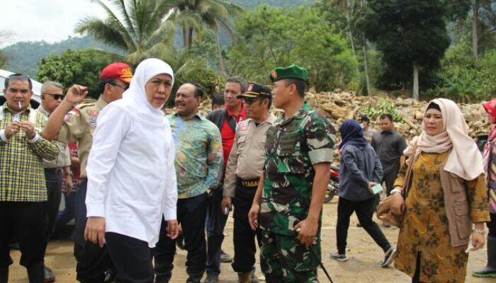 Libur Panjang, Khofifah Pilih Sambangi Korban Longsor dan Banjir Bandang