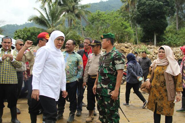 Libur Panjang, Khofifah Pilih Sambangi Korban Longsor dan Banjir Bandang