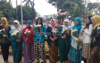Peringati Hari Kartini, Jurnalis Perempuan Bagikan 100 Tangkai Bunga