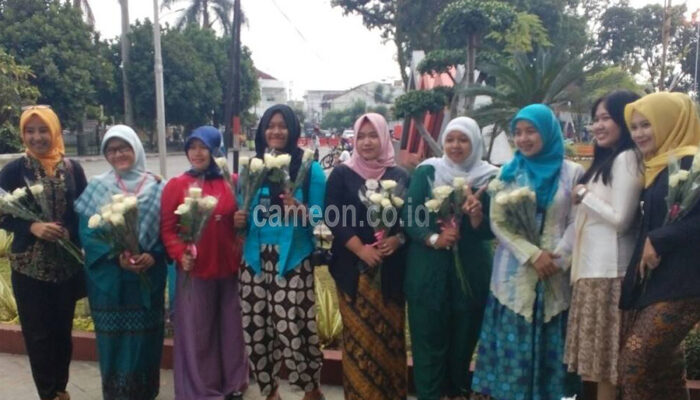 Peringati Hari Kartini, Jurnalis Perempuan Bagikan 100 Tangkai Bunga