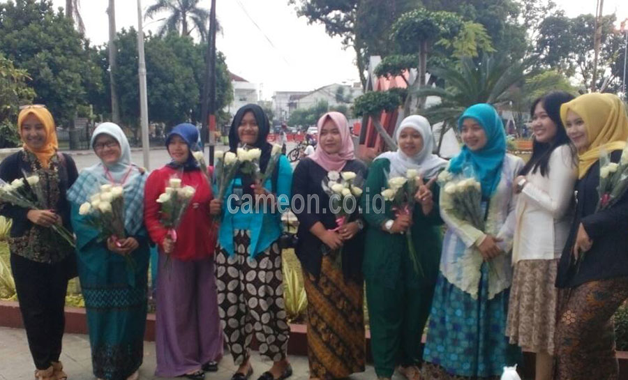 Peringati Hari Kartini, Jurnalis Perempuan Bagikan 100 Tangkai Bunga