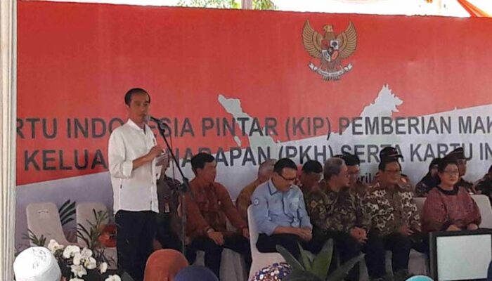 Presiden Jokowi Bagikan Bantuan Sosial dan Kartu Sakti di Cirebon