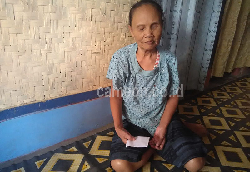Team Pangandaran Berbagi Berikan Sumbangan Kepada Nenek Latem