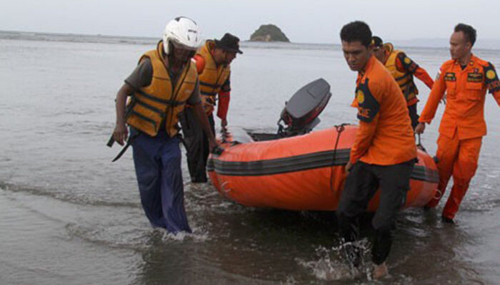 Dua Dari Lima Orang Santri yang Terseret Ditemukan