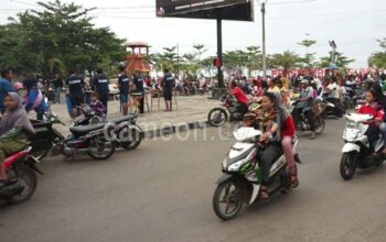 Grup Seniman Angklung Hibur Warga Pangandaran Yang Ngabuburit