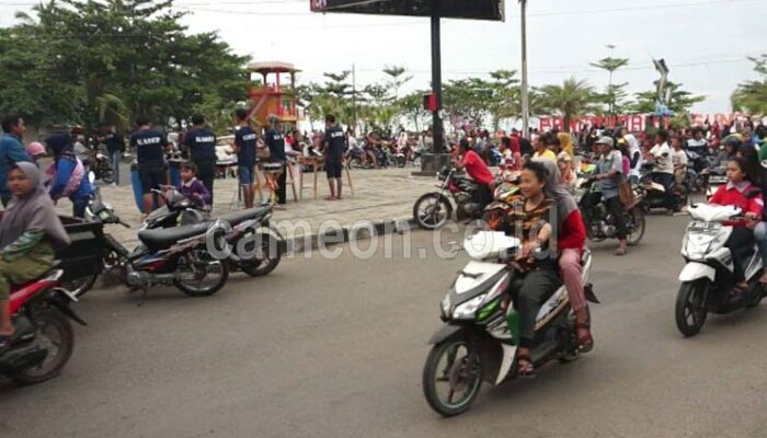 Grup Seniman Angklung Hibur Warga Pangandaran Yang Ngabuburit