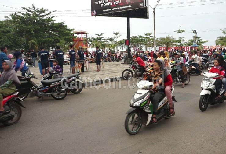 Grup Seniman Angklung Hibur Warga Pangandaran Yang Ngabuburit