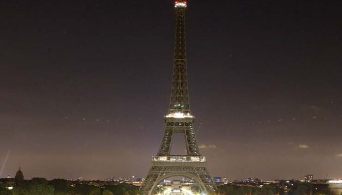 Ikut Perangi Aksi Teror, Lampu Menara Eiffel dimatikan