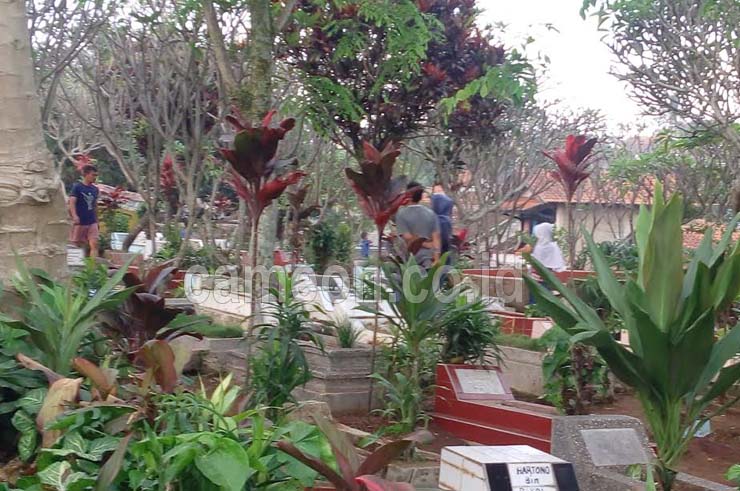 Kala Pemakaman Muslim di Cimahi Dibanjiri Peziarah