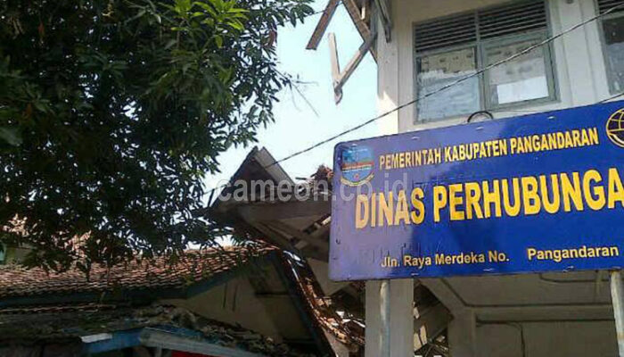 Karena Lapuk, Atap Kantor Dishub Pangandaran Roboh