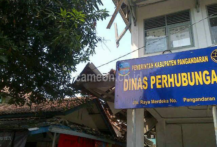 Karena Lapuk, Atap Kantor Dishub Pangandaran Roboh