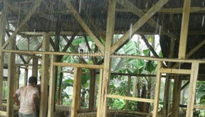 LSM Patik Bantu Bangun RTLH di Cihampelas